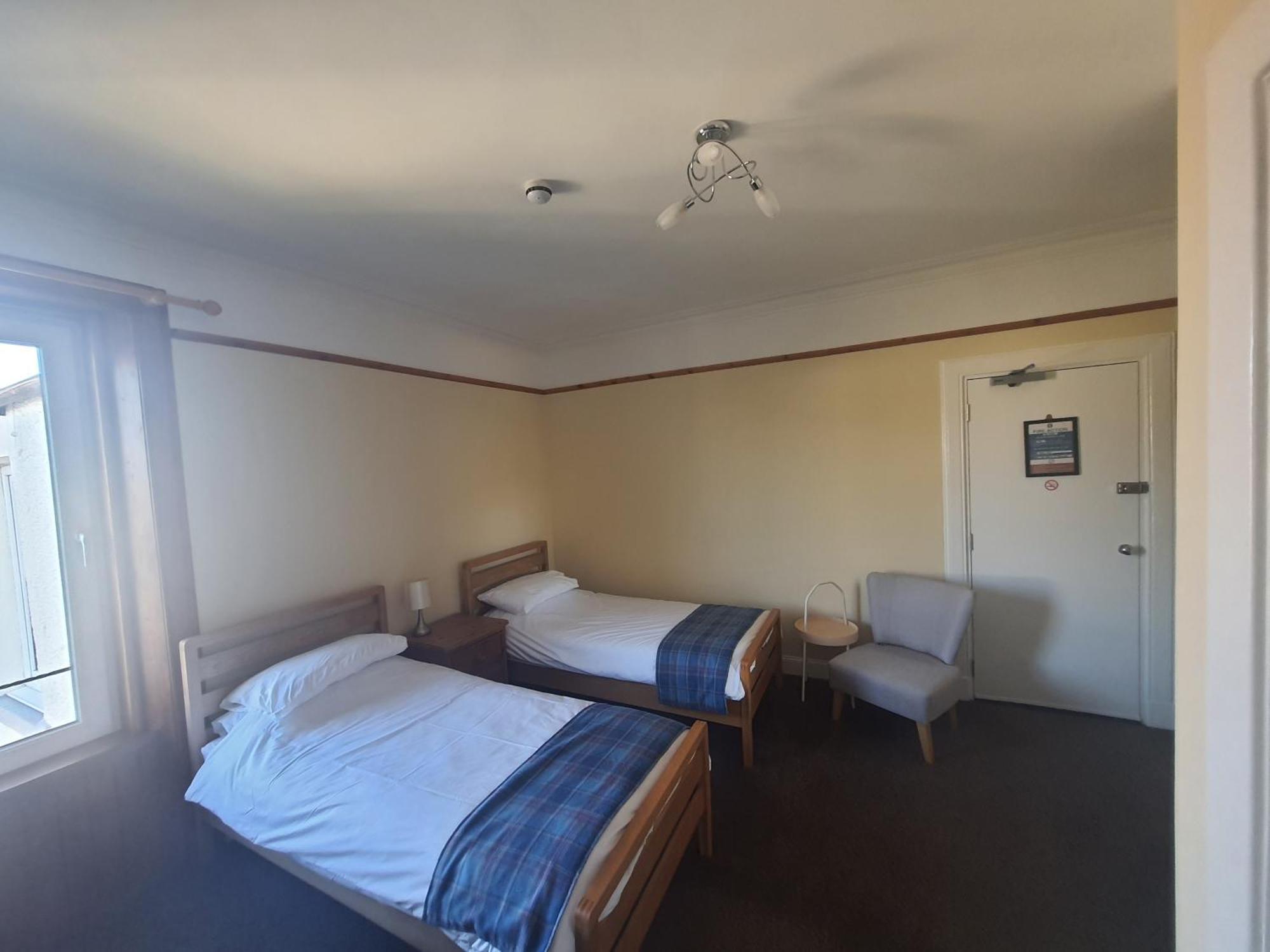 Отель The Cairns Leven Leven  Номер фото