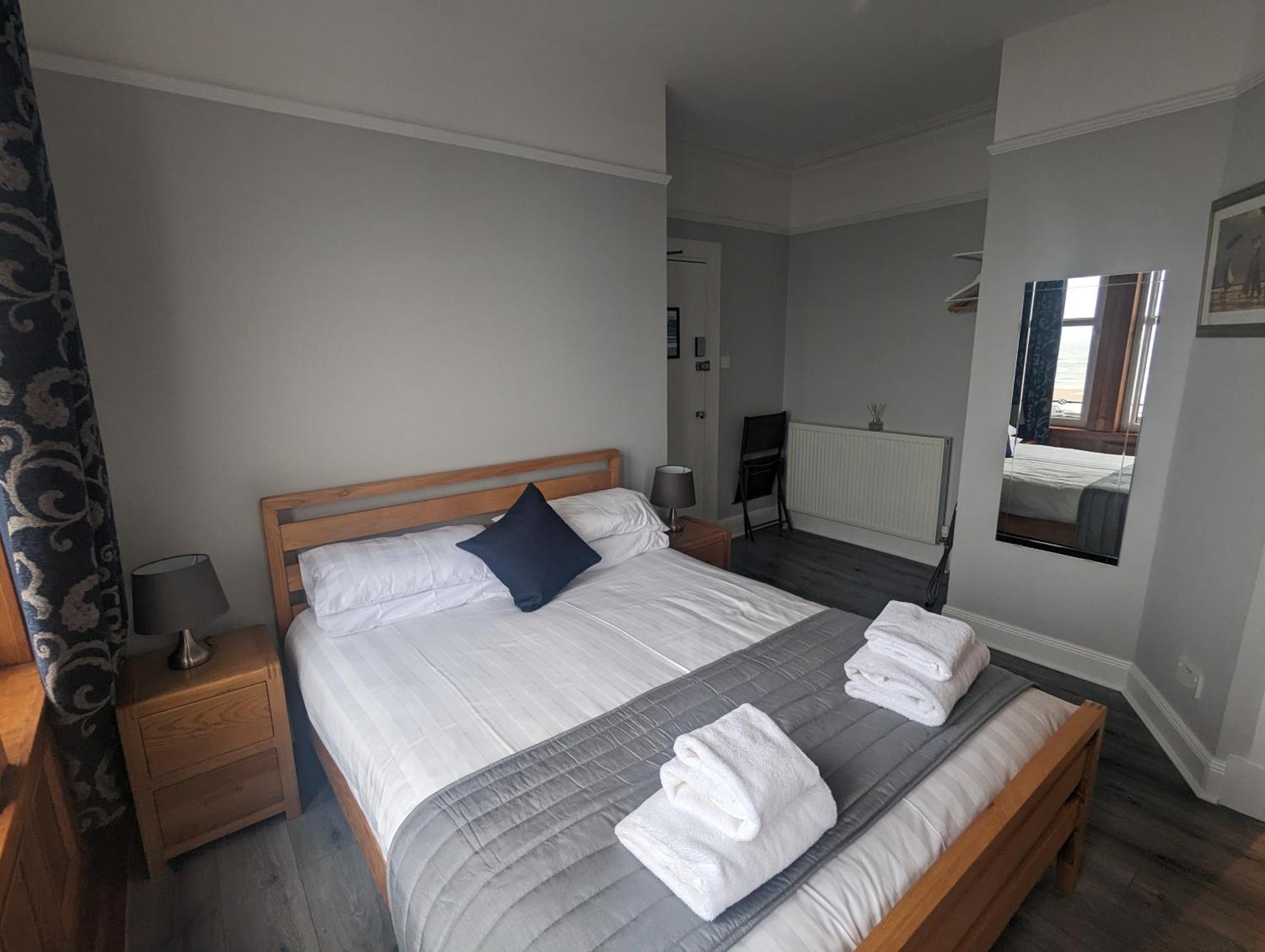 Отель The Cairns Leven Leven  Номер фото