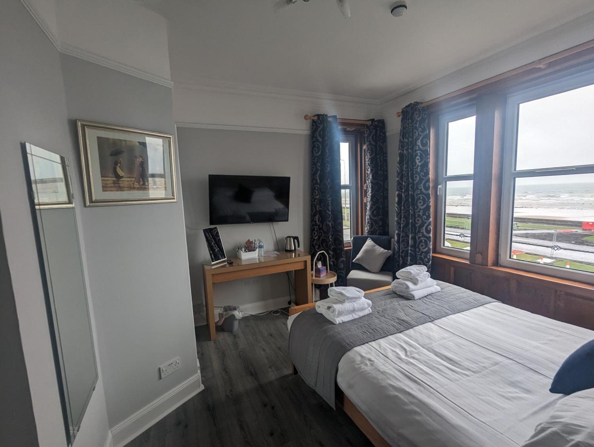 Отель The Cairns Leven Leven  Номер фото